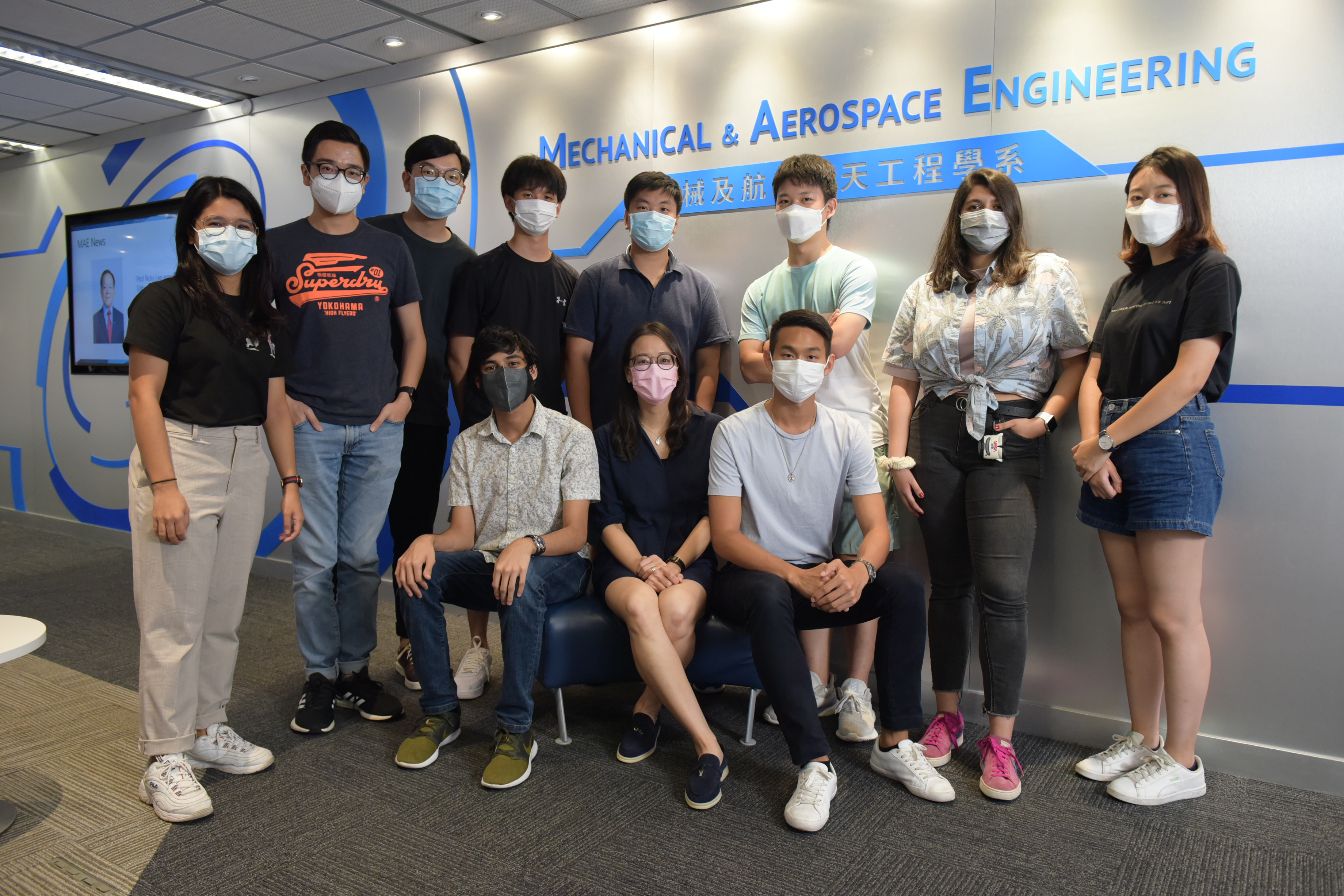 Rhea LIEM教授（前中）及其學生於科大機械及航空航天工程學系合照。