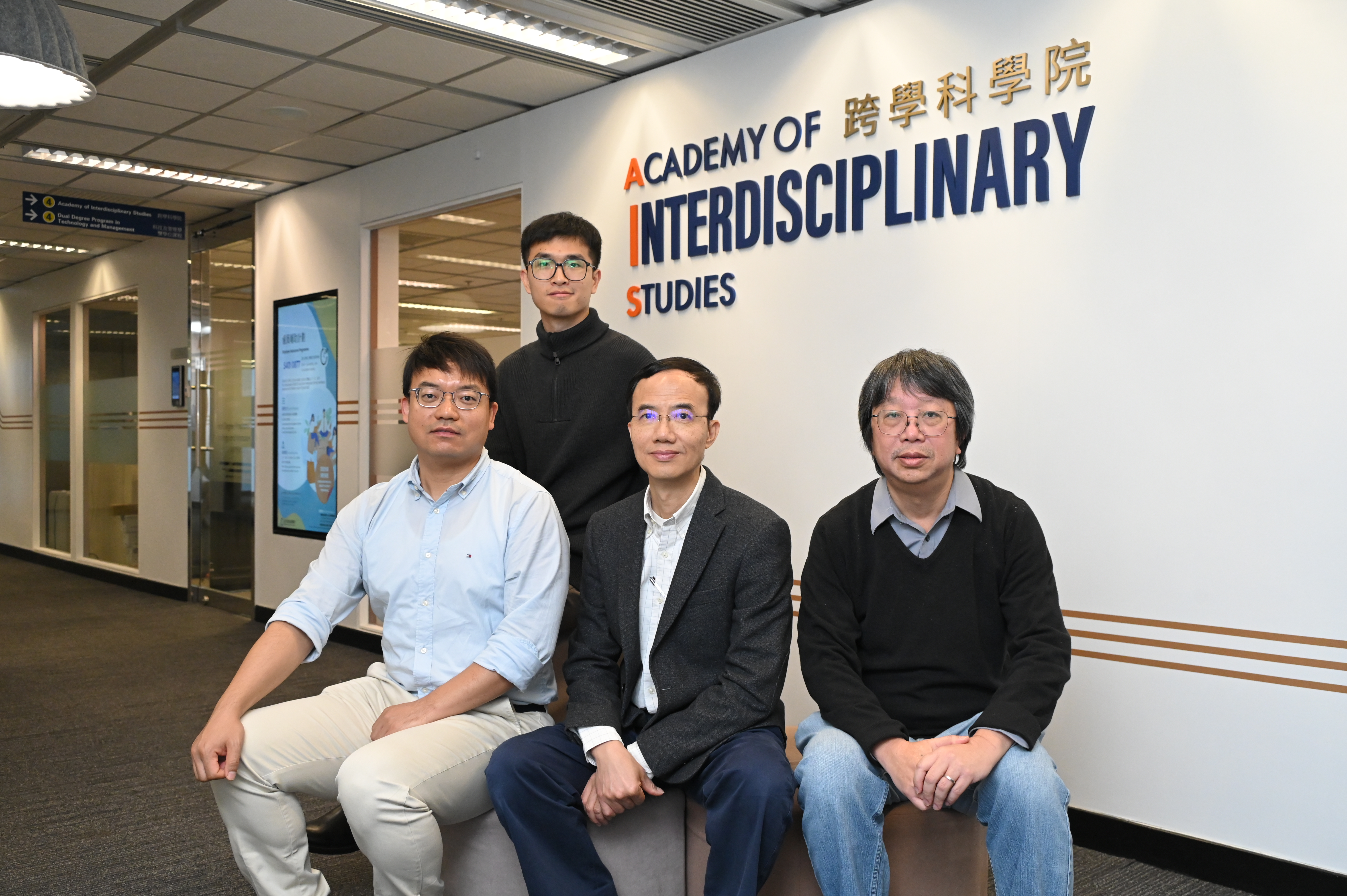 科大研究團隊成員: 理學院數學系及跨學科學院環境及可持續發展學部的講座教授馮志雄教授（前排中）、環境及可持續發展學部系主任及講座教授劉啟漢教授（前排右）、數學系副研究員張煦國博士（前排左）及 新興跨學科領域學部研究生李庚 (後排)。
