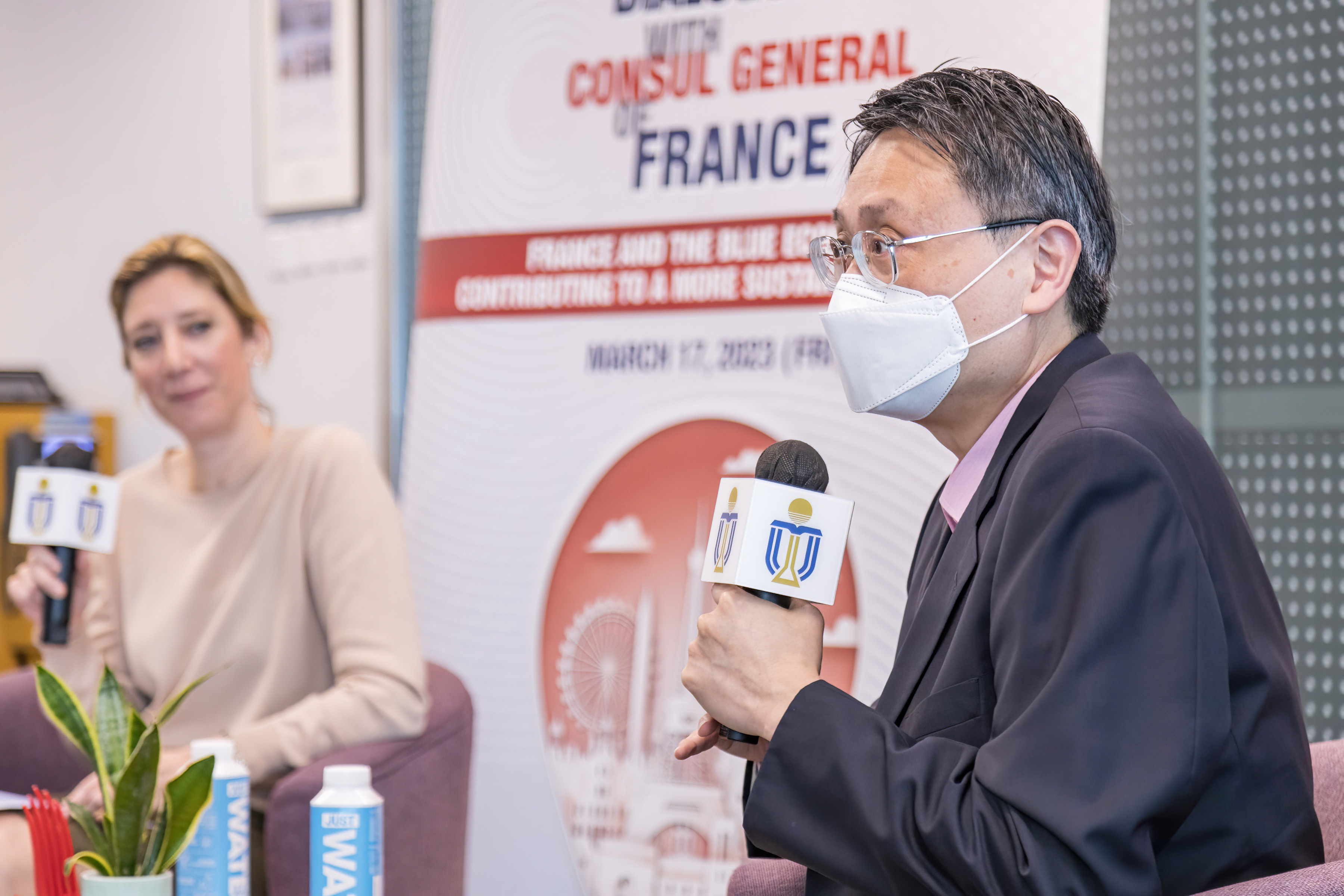 Director of the France-HKUST Innovation Hub Prof. King Lun YEUNG (right)  highlights the strategic significance of ocean governance, sustainable infrastructure, and marine research in the Global Dialogue Series Seminar. 