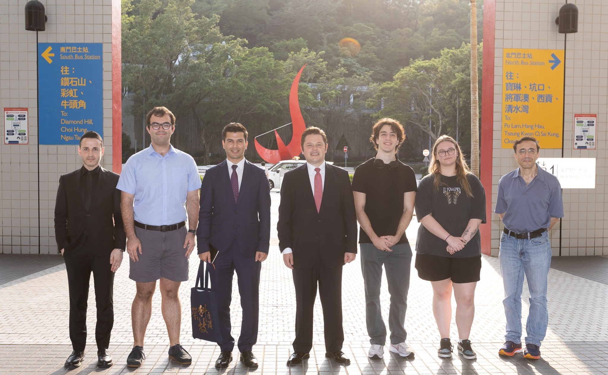 土耳其共和國駐香港總領事 Kerim EVCIN及其代表團在科大廣場紅鳥日晷標誌前留影。