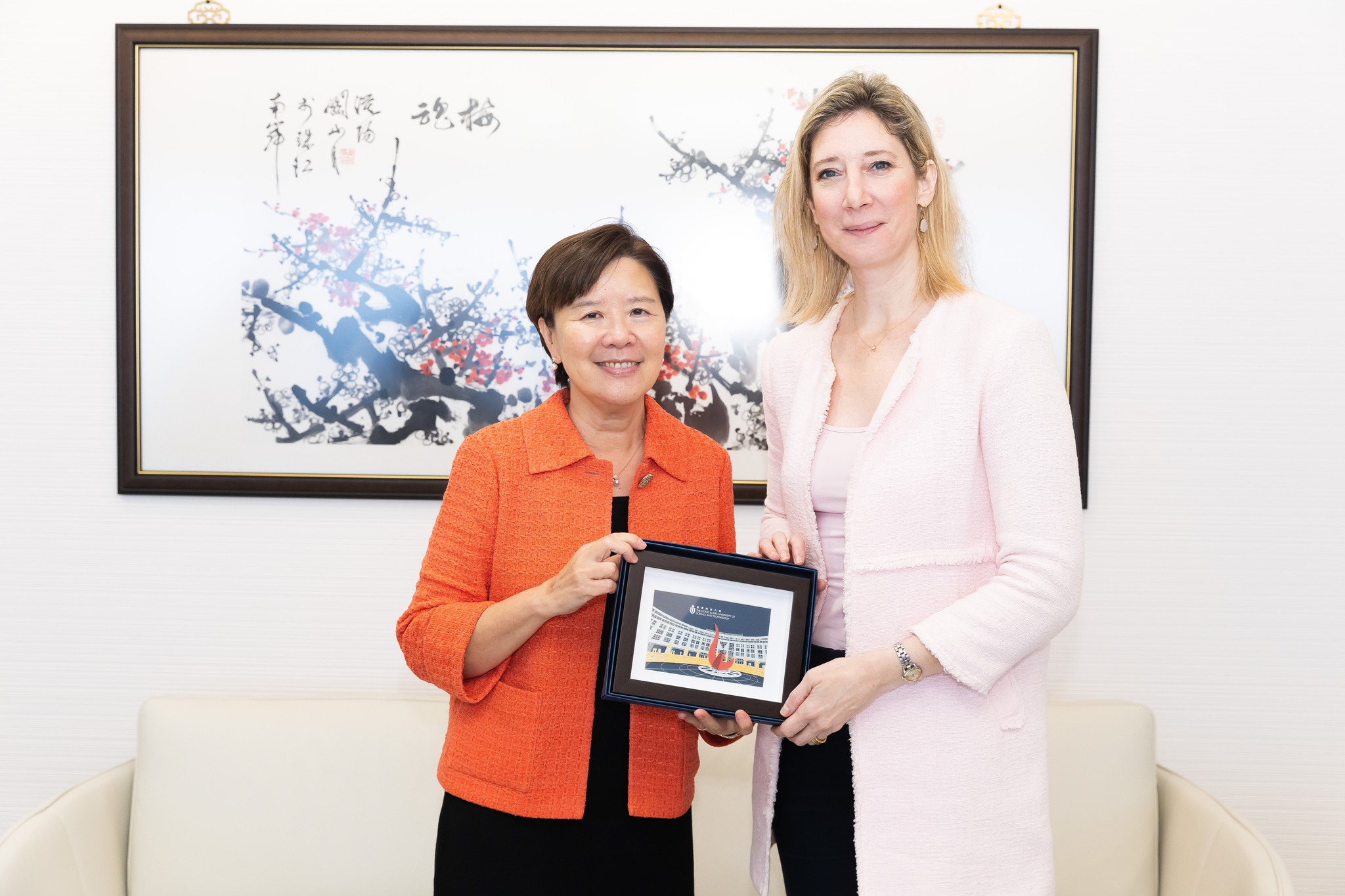 科大校長葉玉如教授(左)頒發紀念品予杜麗緹總領事(右) 。