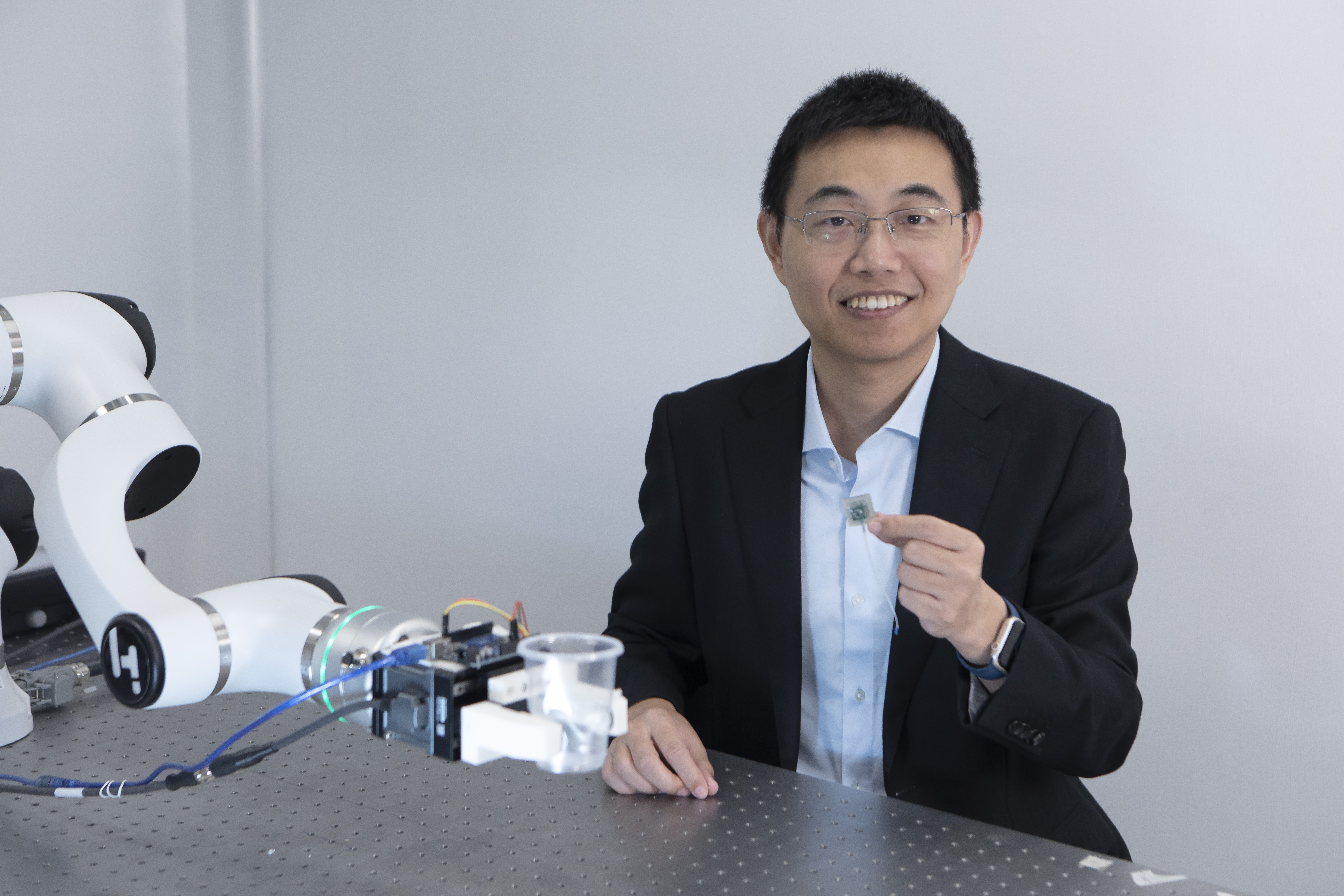首批產學研1+計劃的「機器人靈巧操作終端」項目，通過柔性觸覺傳感器及AI解算方法，精準地計算出人形機械人指尖於各方向的接觸力度，賦予類似人類的觸覺，加上能夠理解語音意義及接收視覺訊息，得以準繩地完成如「收拾杯子疊起來」的指令。