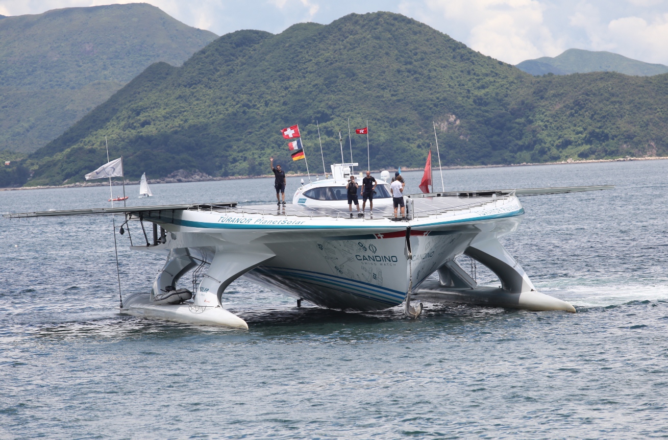 全 球 最 大 全 太 阳 能 双 体 动 力 船 PlanetSolar 驶 进 清 水 湾	