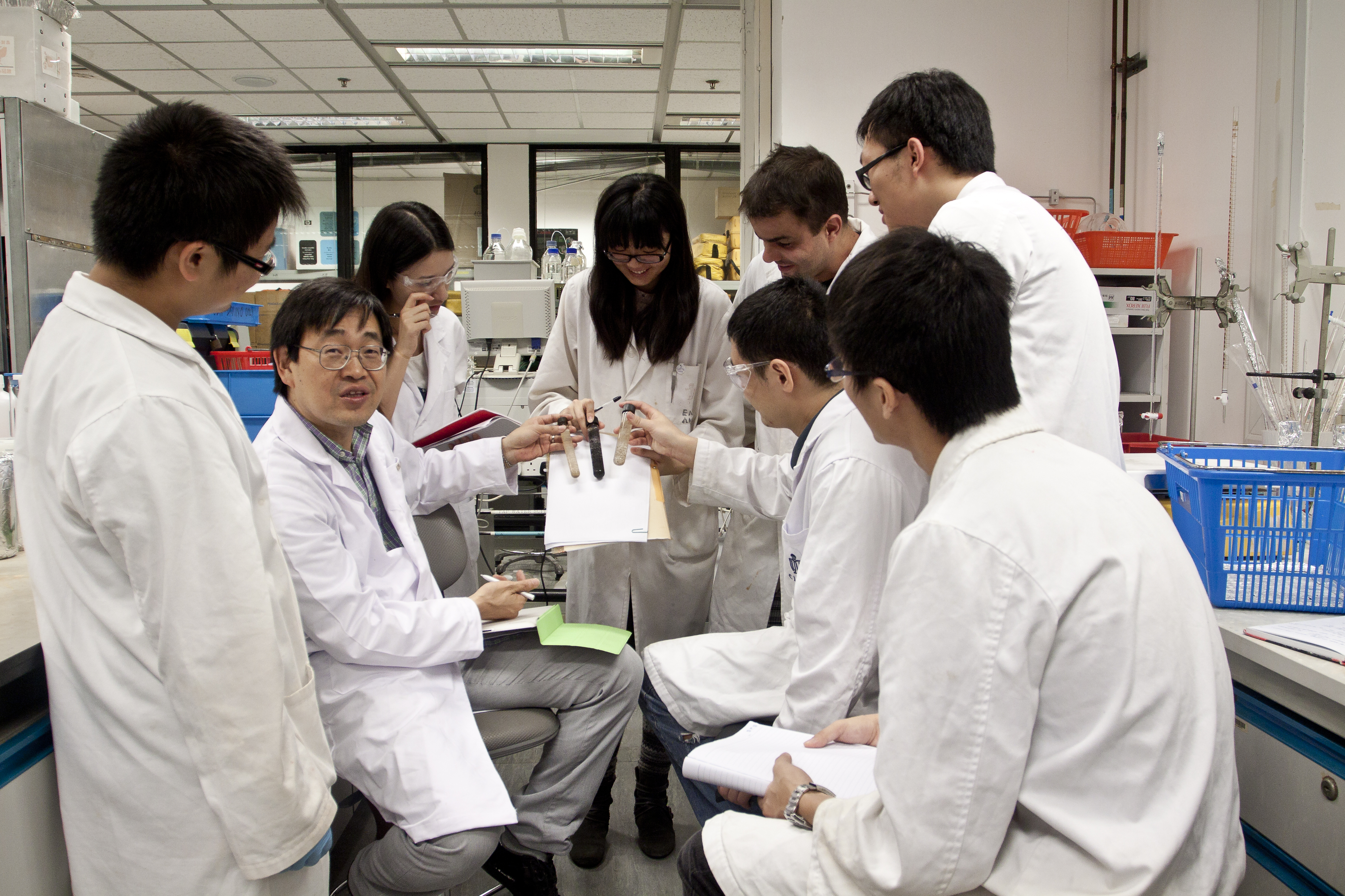 Prof Chen and his research team making unprecedented use of ‘Sulphate Reaction Bacteria’ as the medium to oxidize and eliminate a substantial amount of sludge produced.