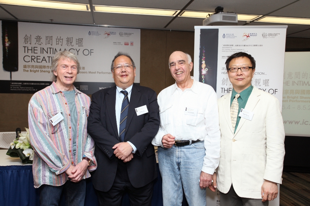 （ 左 起 ） 格 林 美 獎 得 主 單 簧 管 獨 奏 家Richard Stoltzman、 科 大 人 文 社 會 科 學 學 院 院 長 李 中 清 教 授 、 普 立 茲 獎 得 主Yehudi Wyner 及 科 大 包 玉 剛 傑 出 客 席 教 授 盛 宗 亮 教 授 介 紹 「 創 意 間 的 親 暱 」 。	
