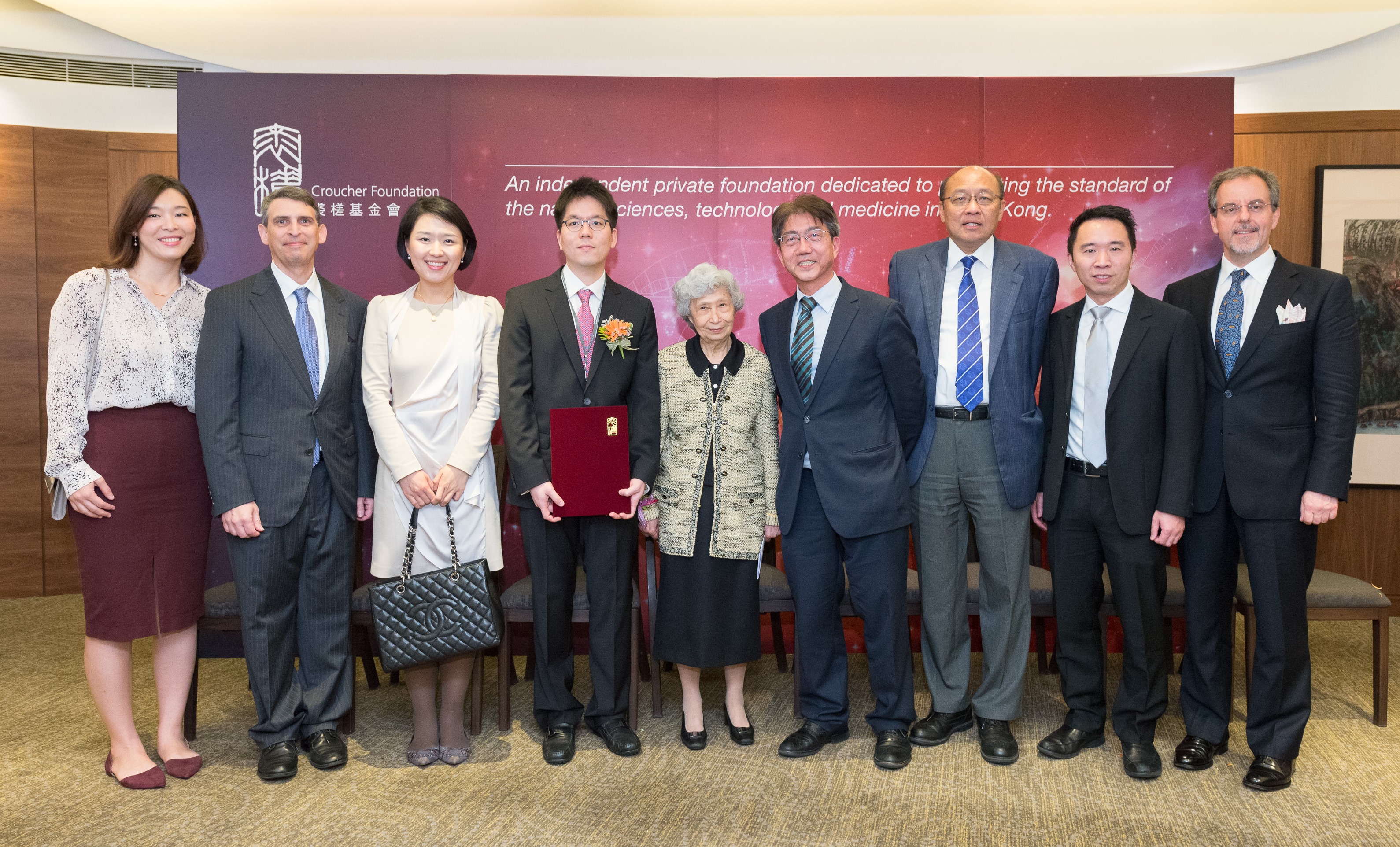  副校長(研發及研究生教育)李行偉教授(右四)、楊紫芝教授(右五)、曹圭鵬教授(右六)及其他科大教授