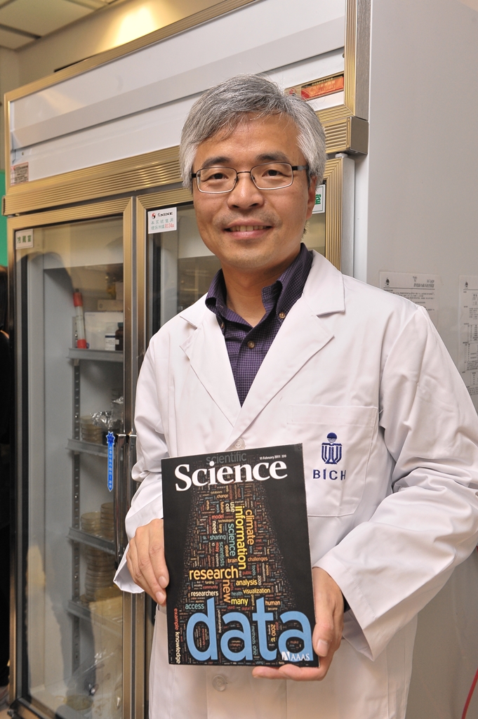 张 明 杰 教 授 及 刊 载 他 及 研 究 团 队 的 论 文 的 最 新 一 期 《 科 学 》 。	