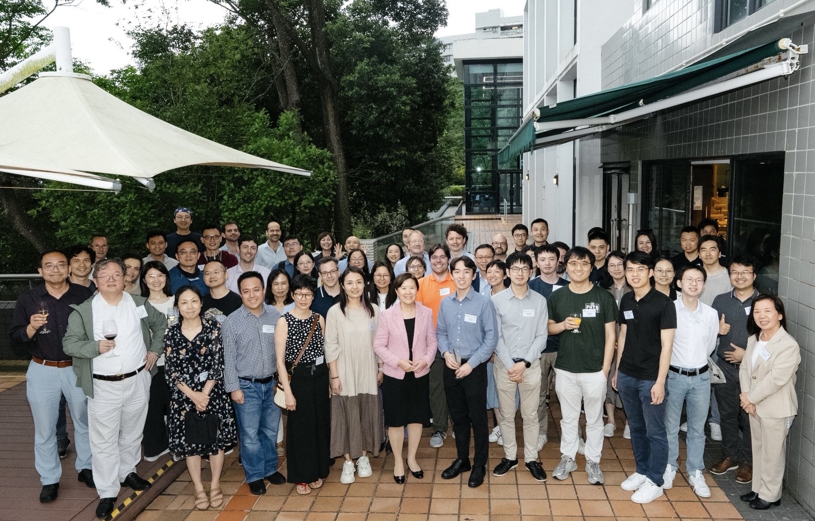 饶教授积极参与大学各种活动，与管理层及同事保持紧密联系。