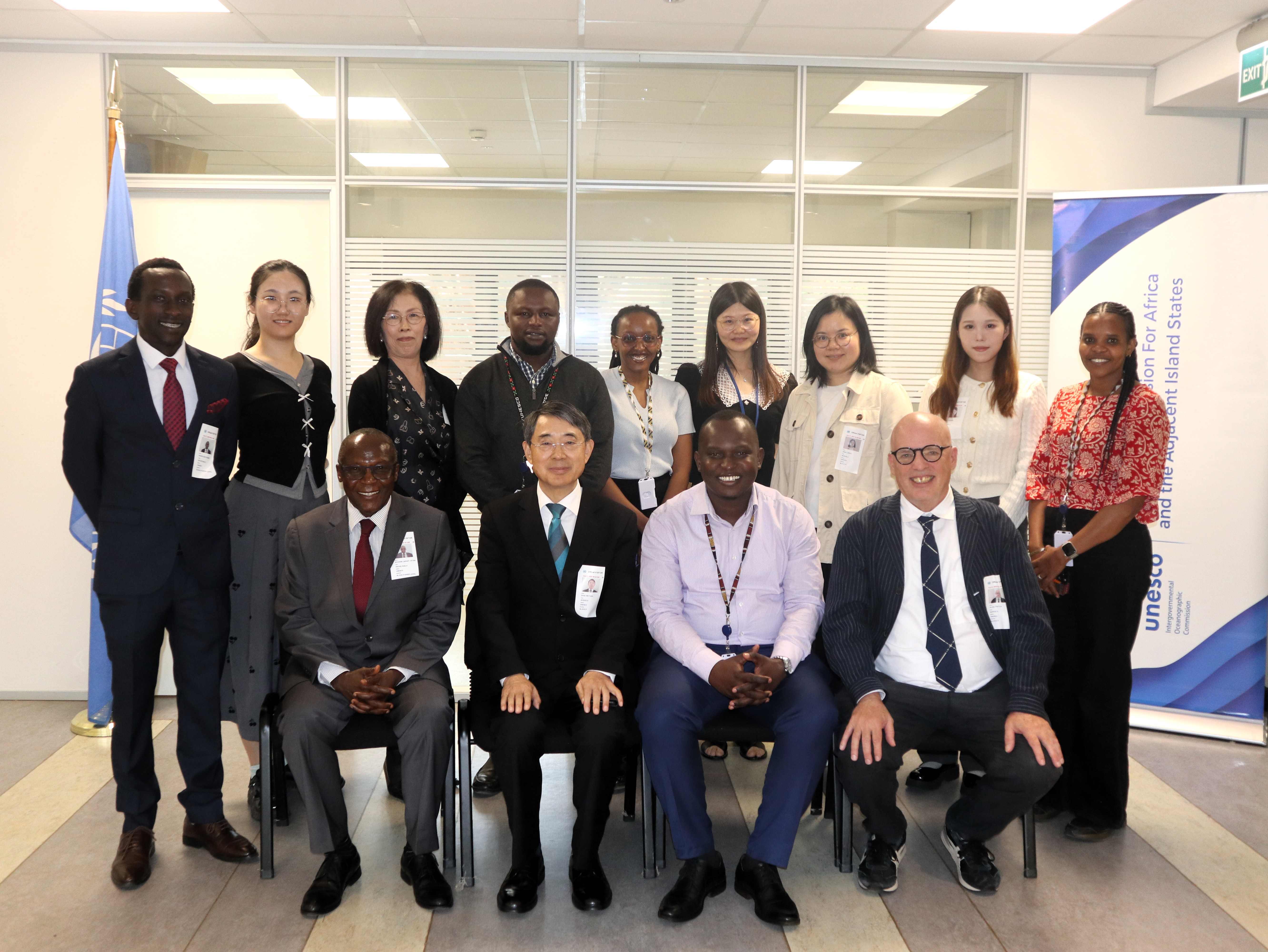 科大、广州海洋实验室及IOC-UNESCO非洲办公室代表合影。 前排左起：肯雅渔业、水产养殖与蓝色经济部前常务秘书Micheni NTIBA教授、钱培元教授、IOC-UNESCO非洲办公室项目主任Edwin MWASHINGA博士、东京大学Glen SNYDER教授。