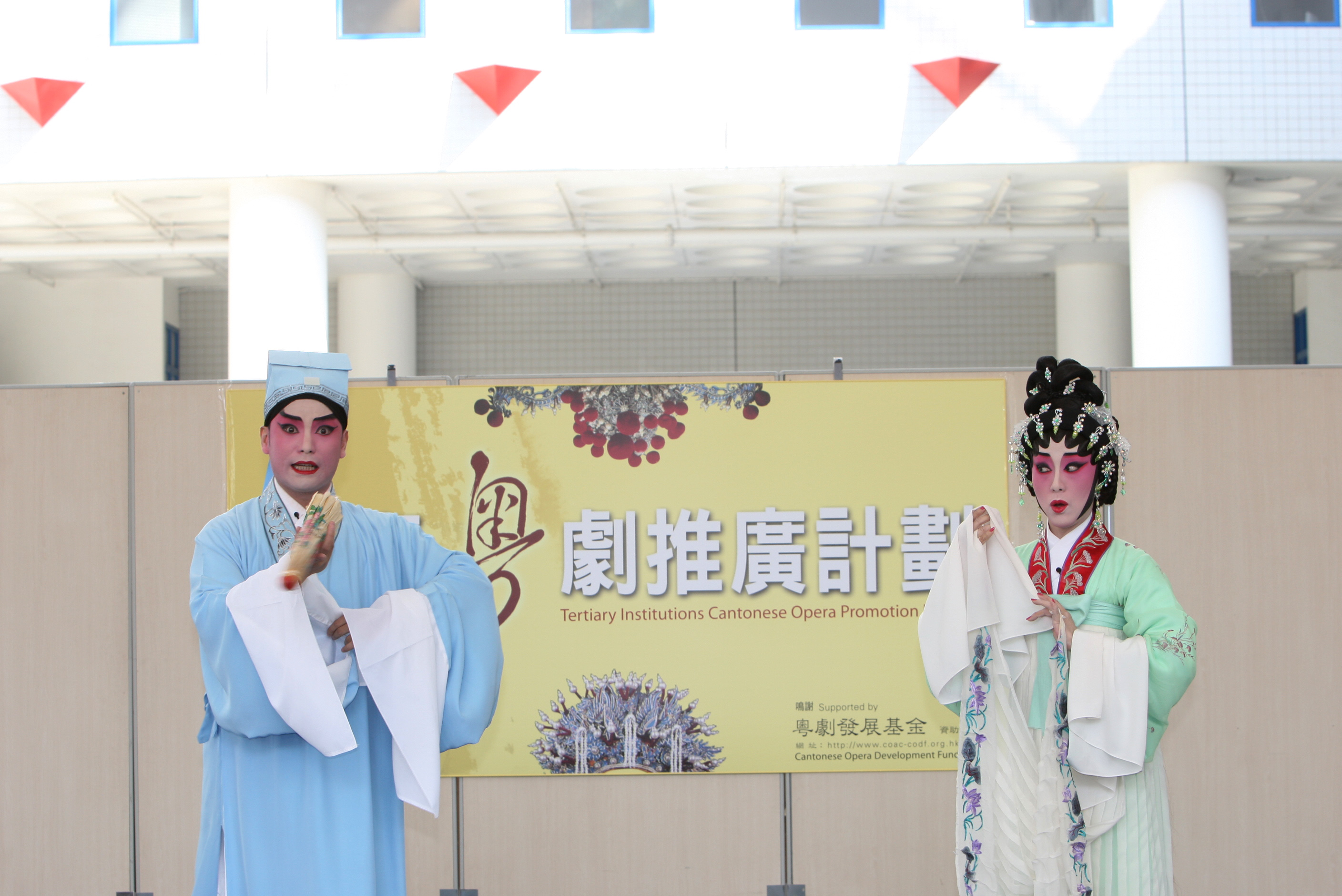 著名粵劇演員鄭詠梅小姐（右）和洪海先生演出「雙仙拜月亭之搶傘」。