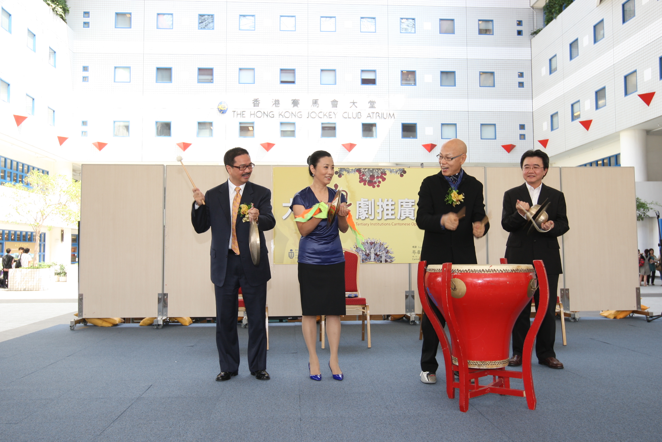 （左起）周振基博士、汪明荃小姐、羅家英先生及錢大康教授為「大專粵劇推廣計劃」揭開序幕。