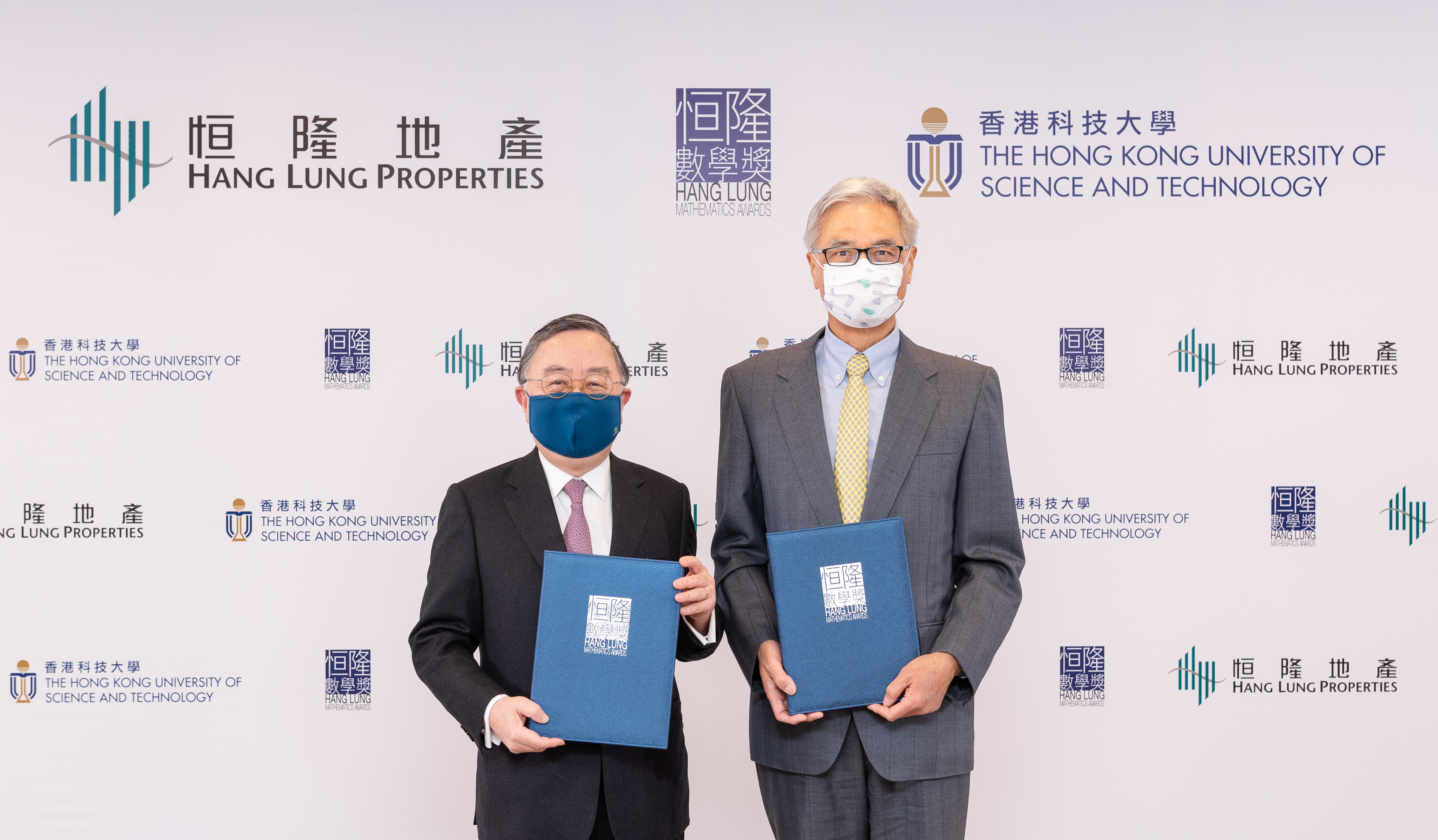 恒隆地产董事长陈启宗先生（左）及香港科技大学校长史维教授（右）签署合作协议，宣布携手举办恒隆数学奖培育本地年轻数理人才。