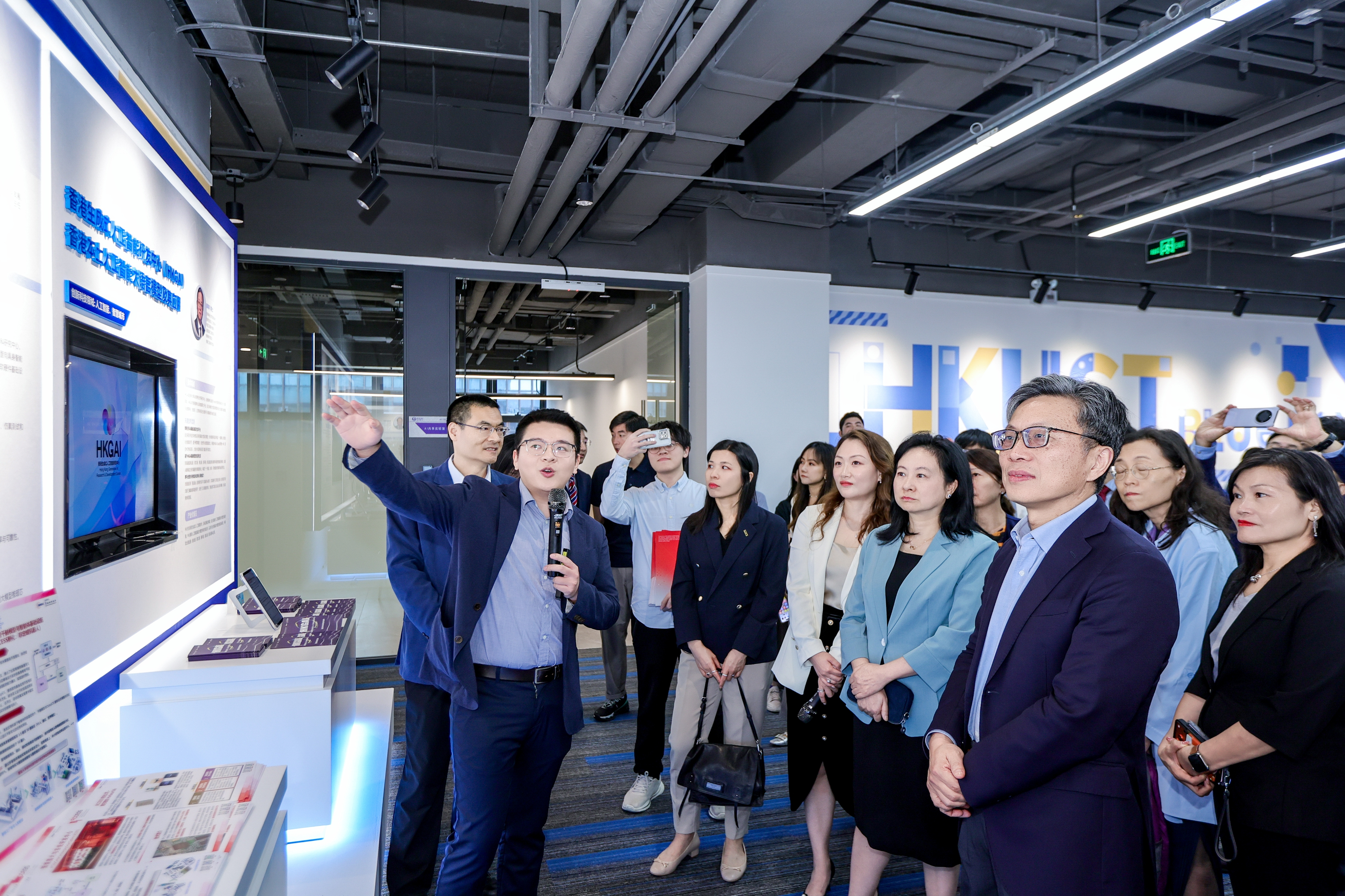 Representatives from Shenzhen and HKSAR governments, along with HKUST management, visited the Blue Bay Qianhai Innovation Center to gain insights into the incubated projects and the latest research translation outcomes from HKUST. 