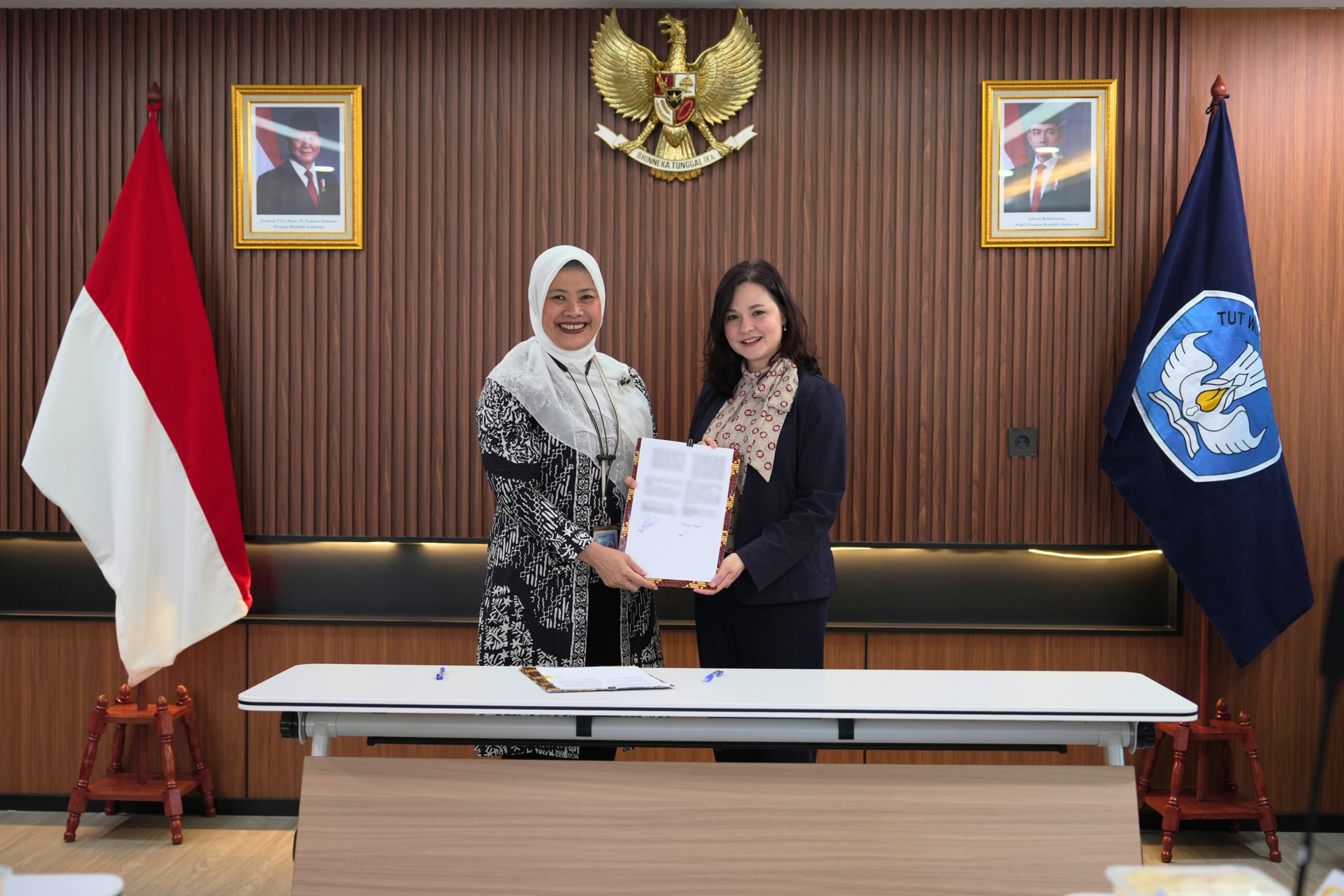 HKUST and the Indonesian Ministry of Higher Education, Science, and Technology have signed a new MoU to focus on implementing an Indonesian government-funded scholarship framework aimed at cultivating top-tier future talent. Dr. Alison LLOYD, Associate Provost (Academic Strategy and Data Analytics) of HKUST (Right), poses for a photo at the ceremony alongside Prof. Ardi FINDYARTINI, Director of Transformative Learning Strategies and System at the Directorate General of Science and Technology, Ministry of Hi