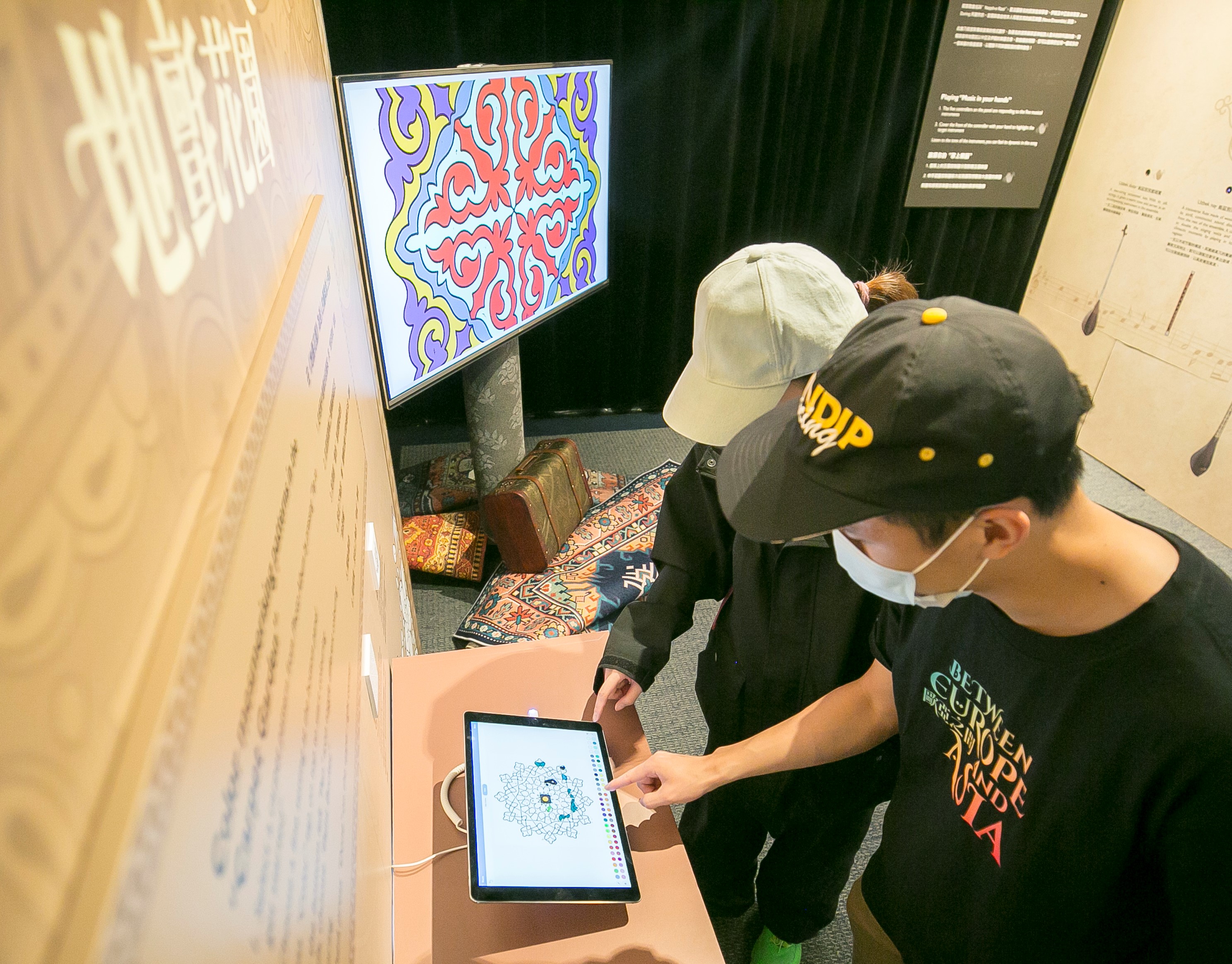 展覽推出三個互動裝置以增加觀眾體驗 — 地氈花園