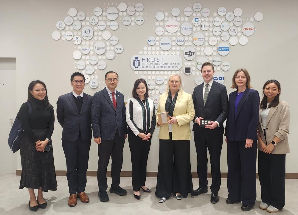 Group photo: HKUST Associate Provost (Institutional Data & Research) Dr. Alison LLOYD (fourth left), Associate Vice-President (Knowledge Transfer) Dr. Shin Cheul KIM (third left), Consul General of Sweden in Hong Kong (fourth right), Innovation and Science Counsellor from the Embassy of Sweden in Beijing Mr. Daniel EKSTRÖM (third right) and Deputy Consul General of Sweden in Hong Kong Ms. Amelie COYET (second right).