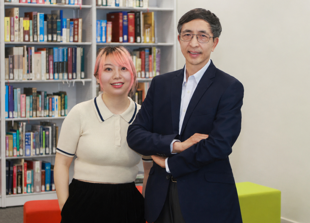 科大人文社会科学学院院长兼心理学及认知科学讲座教授李平教授（右）与论文第一作者、科大博士后研究员彭颖滢博士（左）合照。李教授领导的研究团队发现，学生在观看线上教学视频前，若先与真人或AI教师进行简短对话，可有效促进学生的大脑活动同步，提升整体学习效果。